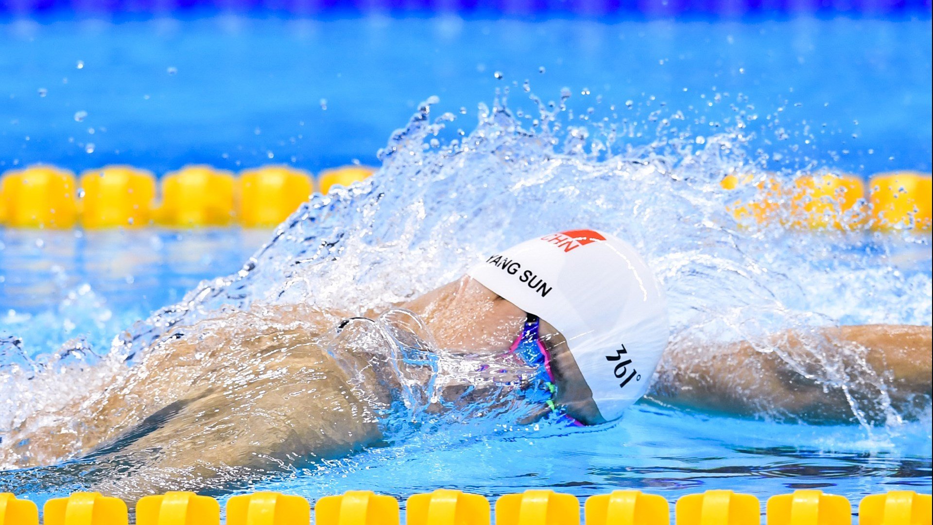 “高原极速：雪山巅峰的生命竞速”，雪山高地