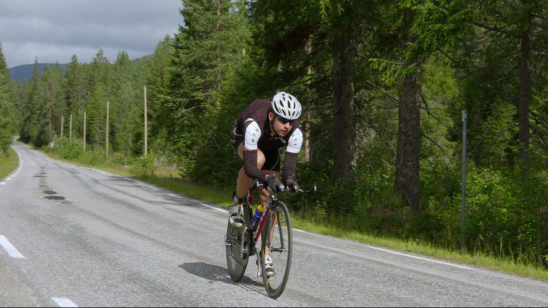 “高原极速：雪山巅峰的生命竞速”，雪山高地